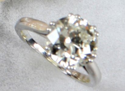 null Bague en or gris, sertie d'un diamant solitaire rond. Poids brut : 3.3 g