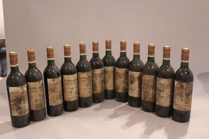 null 12 bouteilles CHÂTEAU BEAUSITE 1990 Saint Estèphe (étiq abîmées, très taché...