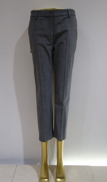 null TRUE ROYAL 

Pantalon 7/8 en laine gris 

Taille 40 

Prix de vente boutique...