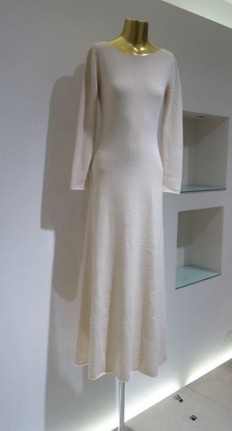 null STROKE 

Robe longue en cachemire sable 

Taille 42 

Prix de vente boutique...