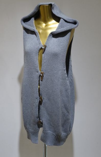 null STROKE 

Gilet à capuche sans manches, gris avec bouton en corne 

Taille unique...