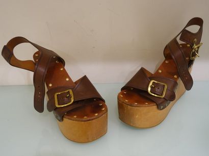 null CELINE 

Paire de sandales à plateforme

Prix de vente boutique euros