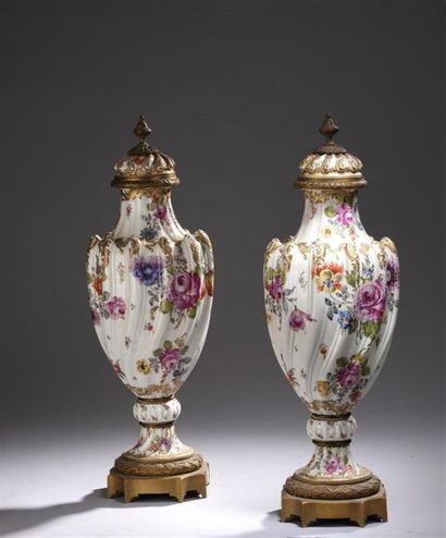 null Paire de vases couverts
de forme balustre et côtelé en porcelaine à fond blanc...