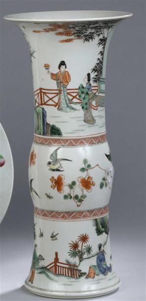 null Chine
Vase de forme rouleau en porcelaine à décor polychrome des émaux de la...