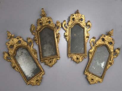 null Suite de quatre miroirs 
de forme mouvementée, en bois doré mouluré et sculpté...