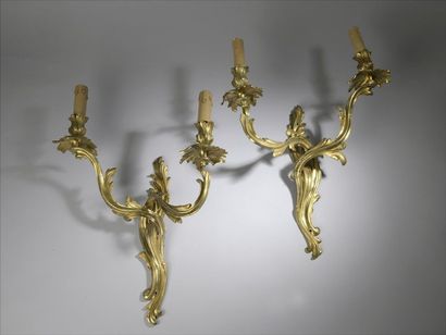 null Paire d'appliques 
en bronze doré à deux branches de lumière mouvementées ornées...