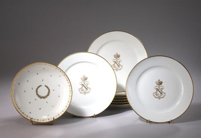 null Manufacture de Sèvres
Partie de service comprenant huit assiettes en porcelaine...