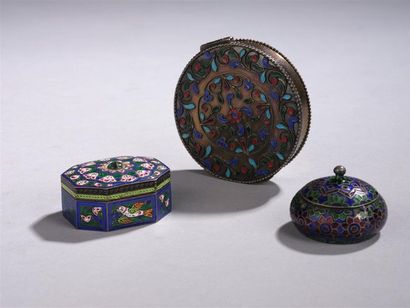 null "Lot de trois boîtes en argent 2d titre 800 à décor en émaux cloisonnés composé...