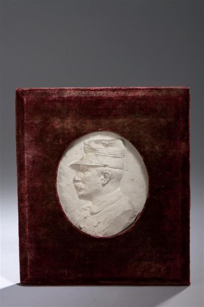 null Théodore Louis Auguste RIVIERE, 1857 1912
Bas-relief ovale représentant de profil...