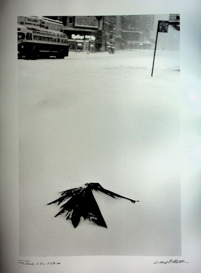 Louis STETTNER (1922-2016) 
Umbrella in the snow, NYC 1954 Black and white silver...