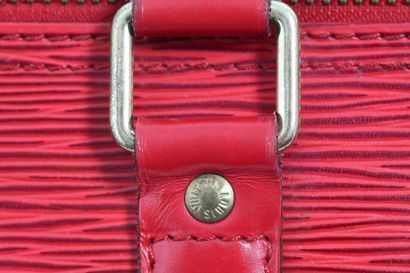 LOUIS VUITTON Un sac Keepall Louis Vuitton en cuir Epi rouge cerise, moderne

A Louis...