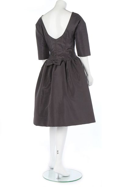 GIVENCHY Une robe de soirée en soie noire de la marque Givenchy, fin des années 1950,

A...