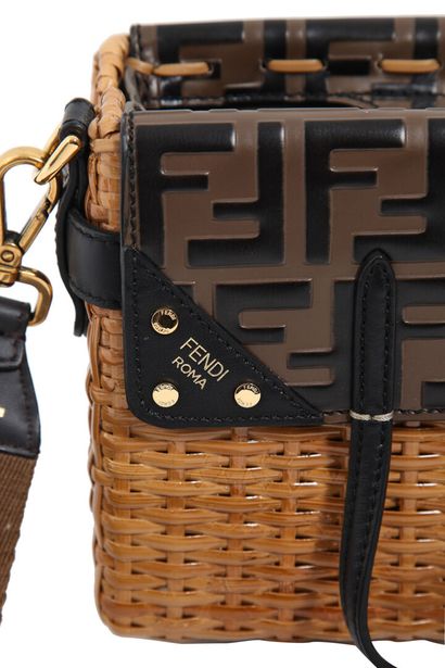 FENDI Un sac en osier Fendi, moderne,

A Fendi wicker basket bag, modern,

stamped,...