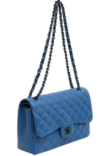 CHANEL Un sac à rabat en cuir bleu vif matelassé réédité Chanel, 2017-2018,

A Chanel...