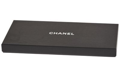 CHANEL Une ceinture à breloques en métal Chanel, circa 2019,

A Chanel metal charm...