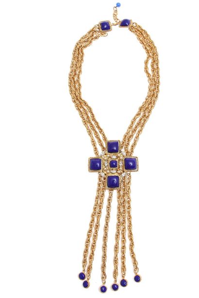 CHANEL Un collier torsadé à trois rangs en corde dorée de Chanel avec un pendentif...