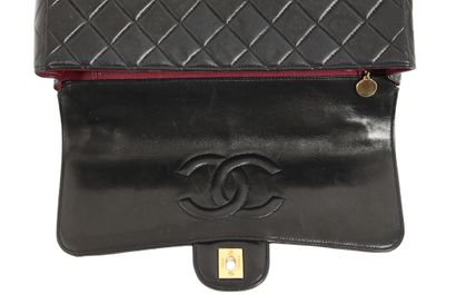 CHANEL Un sac Chanel en cuir agneau noir matelassé, 1991-94

A Chanel black quilted...