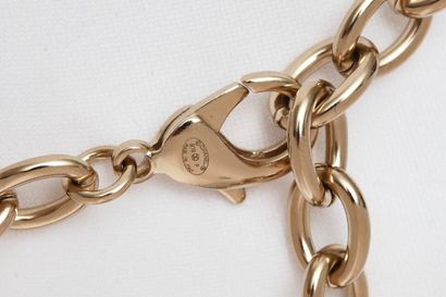 CHANEL Une ceinture à breloques en métal Chanel, circa 2019,

A Chanel metal charm...
