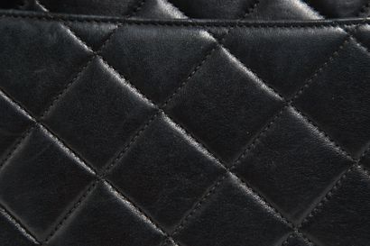 CHANEL Un sac à bandoulière Chanel en cuir d'agneau marine matelassé, 1996-97

A...