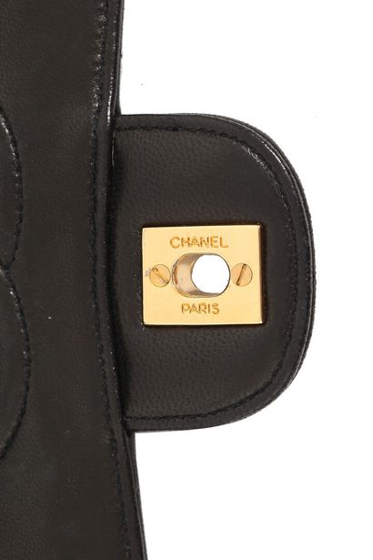 CHANEL Un sac Chanel en cuir agneau noir matelassé, 1991-94

A Chanel black quilted...