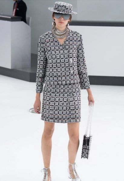 CHANEL Un costume Chanel en tweed fantaisie, printemps-été 2016,

A Chanel fantasy-tweed...