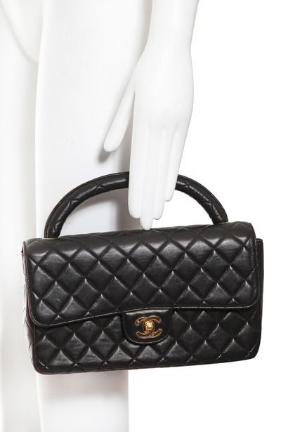 CHANEL Un sac Chanel en cuir agneau noir matelassé, 1991-94

A Chanel black quilted...