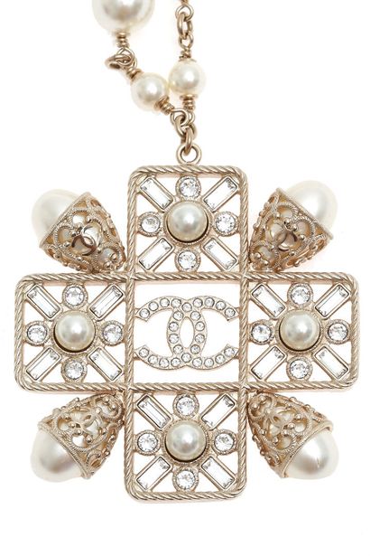 CHANEL 
A Chanel faux-pearl and rhinestone demi-parure, Spring-Summer 2019,





A...