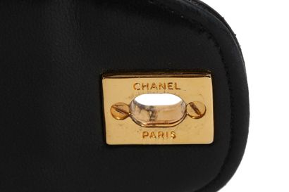 CHANEL Sac à drapeau Chanel en cuir d'agneau marine matelassé, 1986-88,

A Chanel...