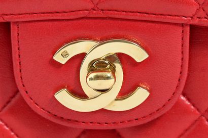 CHANEL Un sac Chanel en cuir agneau rouge matelassé, 1991-94

A Chanel red quilted...