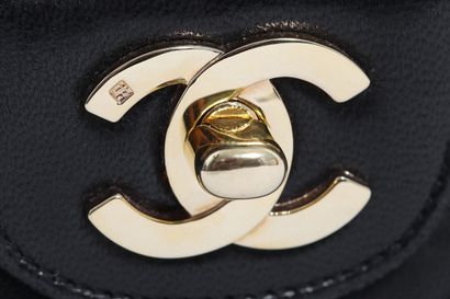 CHANEL Un sac Chanel en cuir agneau noir matelassé, 1991-94

A Chanel black quilted...