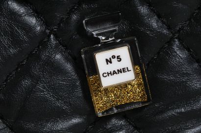 CHANEL Un sac 2.55 en cuir agneau matelassé 'Parisienne' de Chanel, 20

A Chanel...