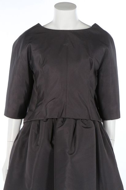 GIVENCHY Une robe de soirée en soie noire de la marque Givenchy, fin des années 1950,...