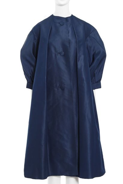N/A Deux manteaux de soirée en soie, années 1960,

Two silk evening coats, 1960s,

un-labelled,...