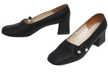 DIOR Une paire de chaussures en satin noir, milieu des année 1960, 
A pair of Christian...