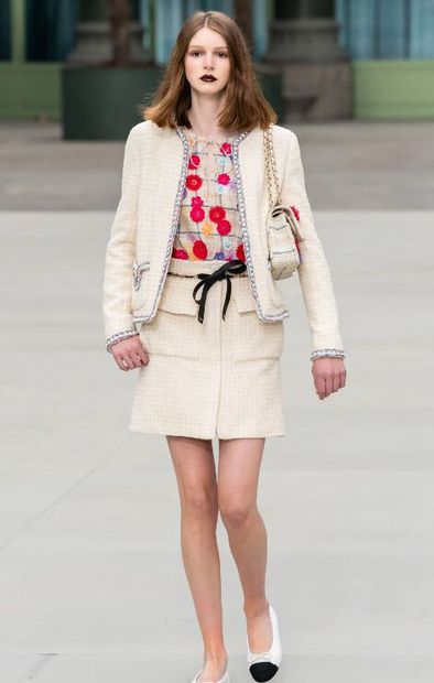 CHANEL A Chanel off-white cotton silk tweed jacket, Resort 2020

A Chanel off-white...