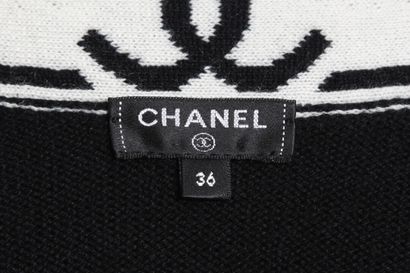 CHANEL Un cardigan Chanel en cachemire, 2000s

A Chanel cashmere cardigan, 2000s

labelled,...