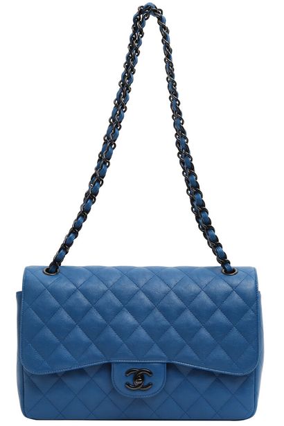 CHANEL Un sac à rabat en cuir bleu vif matelassé réédité Chanel, 2017-2018,

A Chanel...