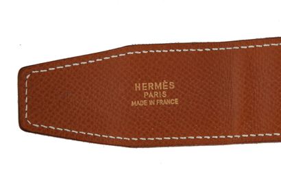 HERMES Une ceinture réversible Hermès en cuir avec boucle amovible en métal doré,...