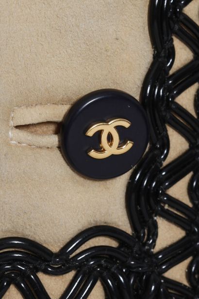 CHANEL Une veste courte en daim de Chanel, printemps-été 1994,

A Chanel buff suede...