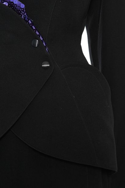 MUGLER Un beau costume en laine noire Thierry Mugler, collection 'Hiver Buick', automne-hiver...