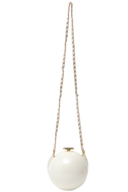 CHANEL Sac fantaisie en forme de perle en perspex, cadeau VIP de Chanel, 2016

A...