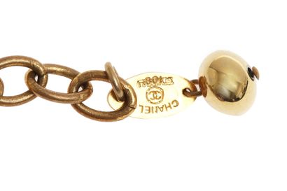 CHANEL Un collier Chanel à deux rangs en chaine dorée, 1984,

A Chanel double gilt-rope...