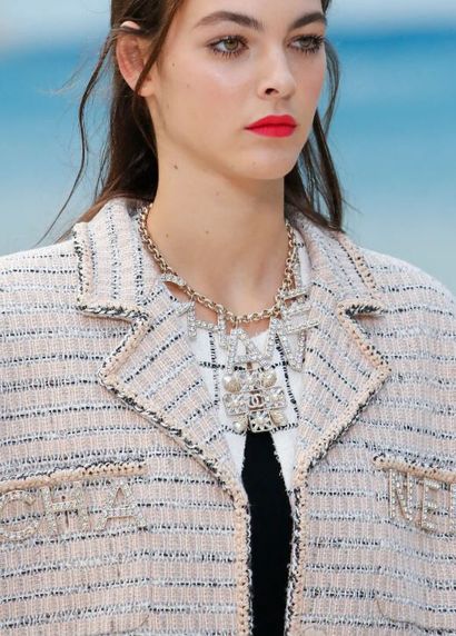 CHANEL Une demi-parure Chanel en fausse perle et strass, printemps-été 2019,

A Chanel...