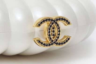 CHANEL Sac fantaisie " coquillage " en plexiglas, cadeau VIP de Chanel, 2016,

A...