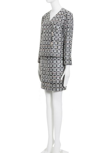 CHANEL Un costume Chanel en tweed fantaisie, printemps-été 2016,

A Chanel fantasy-tweed...