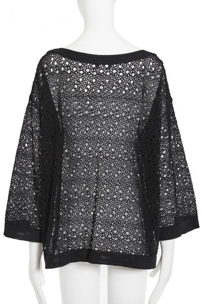 CHANEL Un pull Chanel datant de 2005,

A Chanel jumper circa 2005,

labelled, black...