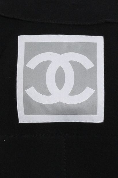 CHANEL Un cardigan à capuche en laine noire Chanel, années 2000,

A Chanel black...