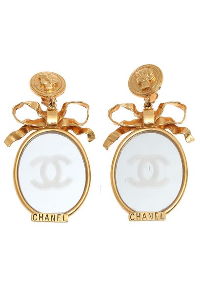 CHANEL A pair of Chanel mirror pendant earrings, 1980s,



A pair of Chanel mirror...