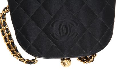 CHANEL Un sac du soir en satin noir matelassé Chanel, milieu des années 1990

A Chanel...