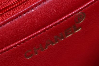 CHANEL Un sac Chanel en cuir agneau rouge matelassé, 1991-94

A Chanel red quilted...
